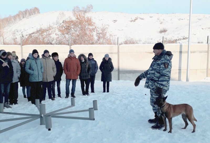Студенты ЭЮФ посетили Центр кинологической службы 